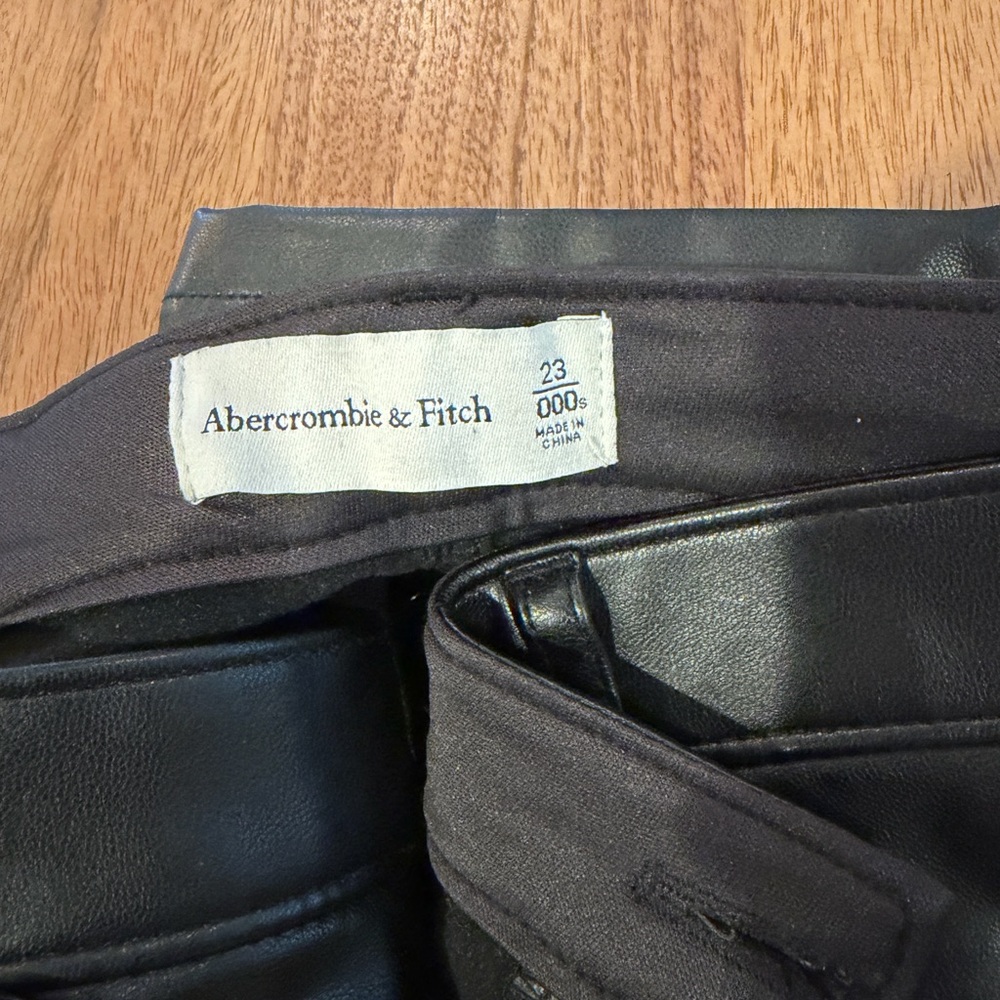 Curve Love Criss-Cross Waistband
Vegan Leather 90s Straight Pants - Picture 4 of 4
